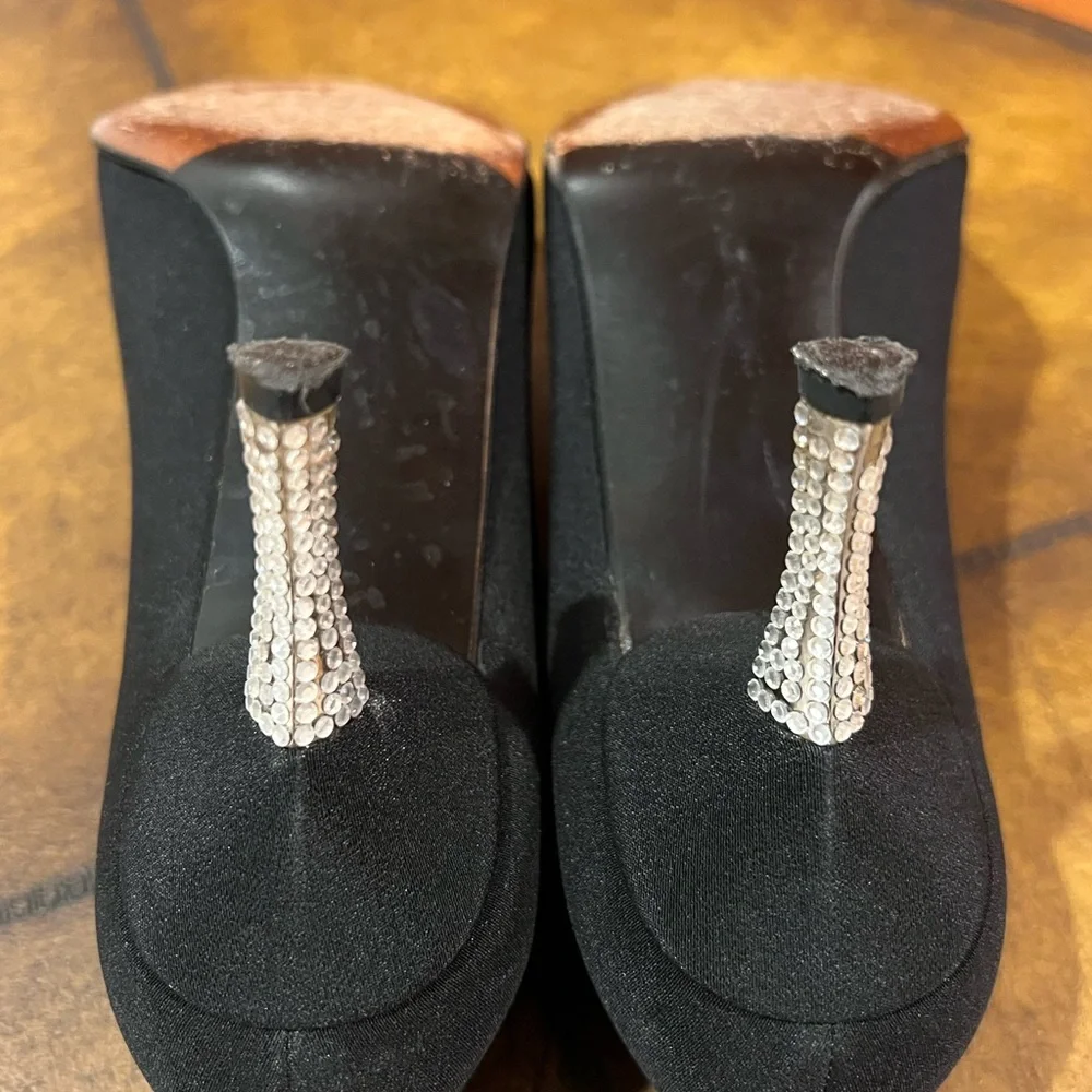 STUART WEITZEMAN KITTEN PUMP SIZE 6½ WITH A 2 ½” HEEL AND RHINESTONE ACCENTS. - Picture 8 of 11